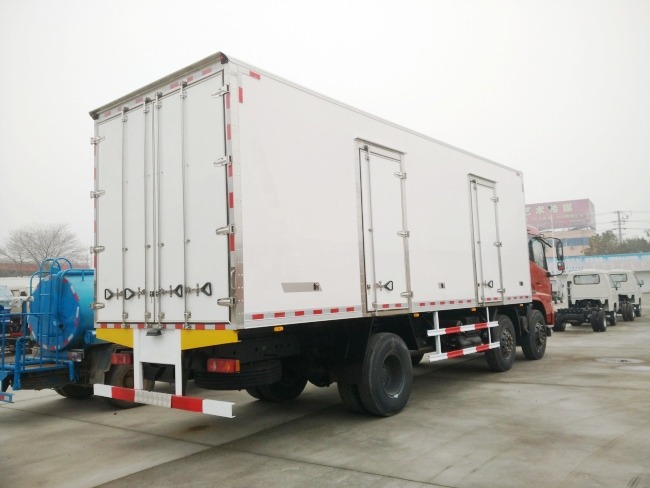 (厢长8.6米)东风三轴冷藏车
