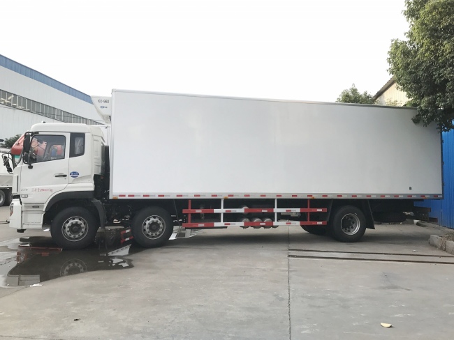 (厢长9.6米)东风天龙小三轴冷藏车